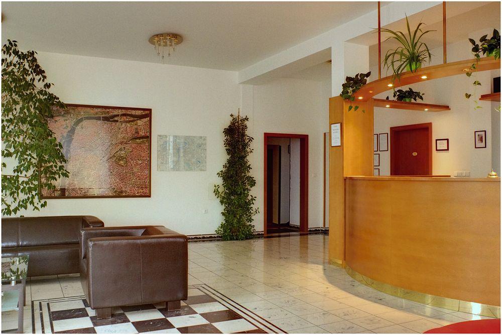 Attic Hotel 3*